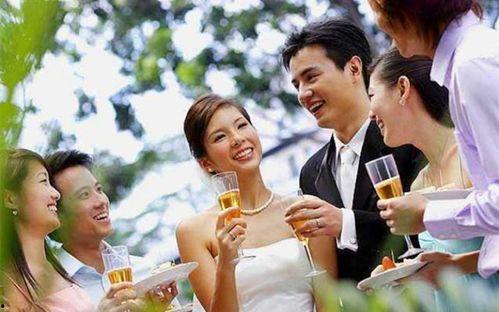 新郎亲吻新娘吃瓜群众是真的吗,吃瓜群众见证甜蜜瞬间