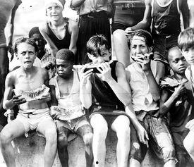 群众吃瓜的摄影,镜头下的社会百态